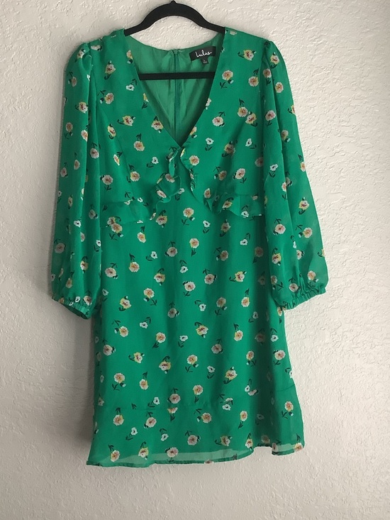 Lulus Dresses & Skirts - Lulu's Emerald Green Floral V-Neck Ruffle Shift Dress